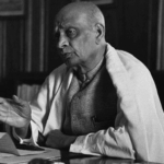 സര്‍ദാര്‍ വല്ലഭ്ഭായ് പട്ടേല്‍ (1875-1950) ഗുജറാത്തിലെ ഖേഡാ ജില്ലയിലുള്ള ആനന്ദ് താലൂക്കിലെ കരംസാദ് ഗ്രാമത്തില്‍ 1875 ഒക്ടോബര്‍ 3-ന് ജനിച്ചു. വല്ലഭ്ഭായി പട്ടേലും ജ്യേഷ്ഠന്‍ വിഠല്‍ഭായി പട്ടേലുമാണ് സ്വാതന്ത്ര സമര ചരിത്രത്തിലെ പട്ടേല്‍ സഹോദരന്‍മാര്‍ എന്നറിയപ്പെടുന്നത്. 16-ാം വയസ്സില്‍ സാവര്‍ ബായിയെ വിവാഹം കഴിച്ചു. 1900-ല്‍ ഡിസ്ട്രിക്ട് പ്ലീഡര്‍ഷിപ്പ് പരീക്ഷ പാസായി. ഗോധ്രയില്‍ വക്കീലായി പ്രാക്ടീസ് ആരംഭിച്ചു. പിന്നീട് ബോര്‍സാദിലേക്ക് മാറി. മണിബെന്‍ എന്ന പുത്രിയും ദയാഭായി എന്ന പുത്രനും ജനിച്ചു. ഭാര്യ മരിച്ചുവെങ്കിലും പട്ടേല്‍ പിന്നീട് വിവാഹതിനായില്ല. 1910-ല്‍ ഉപരിപഠനത്തിന് ഇംഗ്ലണ്ടില്‍ പോയി. 1931-ല്‍ ബാരിസ്റ്ററായി ഇന്ത്യയില്‍ തിരിച്ചെത്തി. അഹമ്മദാബാദില്‍ പ്രാക്ടീസാരംഭിച്ചു. അവിടെ മുന്‍സിപ്പല്‍ കൗണ്‍സില്‍ അംഗമായും 1924-28-ല്‍ മുനിസിപ്പല്‍ പ്രസിഡന്റായും പ്രവര്‍ത്തിച്ചു. 1928-ലെ ബര്‍ദോളിയിലെ കര്‍ഷക സമരത്തിന്റെ വിജയശില്‍പി. ഗുജറാത്തിലെ ബര്‍ദോളിയില്‍ നടന്ന സമരത്തിന് നല്‍കിയ നേതൃവൈഭവമാണ് സര്‍ദാര്‍ എന്ന പേര് നല്‍കാന്‍ ഗാന്ധിജിയെ പ്രേരിപ്പിച്ചത്. 1917-ലെ ഖേഡ കര്‍ഷക സമരത്തോടെ സര്‍ദാര്‍ വല്ലഭ്ഭായി പട്ടേല്‍ ഗാന്ധിജിയുമായി അടുത്തു. സര്‍ദാര്‍ വല്ലഭ്ഭായി പട്ടേല്‍ 1931 മാര്‍ച്ചില്‍ കറാച്ചി കോണ്‍ഗ്രസ് സമ്മേളനത്തിന്റെ അധ്യക്ഷനായി. 1932-34, 1940-41, 1942-45 കാലയളവില്‍ തടവുശിക്ഷ അനുഭവിച്ചു. 1946-ല്‍ സര്‍ദാര്‍ വല്ലഭ്ഭായി പട്ടേല്‍ നെഹ്‌റുവിന്റെ ഇടക്കാല മന്ത്രിസഭയില്‍ ആഭ്യന്തരം, ഇന്‍ഫര്‍മേഷന്‍ ആന്‍ഡ് ബ്രോഡ്കാസ്റ്റിങ് എന്നീ വകുപ്പുകളില്‍ മന്ത്രിയായിരുന്നു. സ്വതന്ത്ര ഇന്ത്യയിലെ ആദ്യ സര്‍ക്കാരില്‍ ആഭ്യന്തരവകുപ്പും നാട്ടുരാജ്യങ്ങളുടെ ഭരണസംവിധാനച്ചുമതലയും സര്‍ദാര്‍ വല്ലഭ്ഭായി പട്ടേലിനായിരുന്നു. സ്വതന്ത്ര ഇന്ത്യയിലെ ആദ്യത്തെ ഉപപ്രധാനമന്ത്രിയും ആഭ്യന്തര മന്ത്രിയുമായ സര്‍ദാര്‍ വല്ലഭ്ഭായി പട്ടേല്‍ 560-ല്‍ പരം നാട്ടുരാജ്യങ്ങളെ ഇന്ത്യന്‍ യൂണിയനില്‍ ലയിപ്പിച്ച് ഇന്ത്യയുടെ രാഷ്ട്രീയ ഐക്യത്തിന്റെ മുഖ്യശില്‍പിയായി. സര്‍ദാര്‍ വല്ലഭ്ഭായി പട്ടേല്‍ ഇന്ത്യയുടെ ഉരുക്കുമനുഷ്യന്‍ എന്നറിയപ്പെടുന്നു. ഇന്ത്യന്‍ അഡ്മിനിസ്‌ട്രേറ്റീവ് സര്‍വീസിന്റെ ശില്‍പി എന്നറിയപ്പെടുന്നത് സര്‍ദാര്‍ വല്ലഭ്ഭായി പട്ടേലാണ്. 1950 ഡിസംബര്‍ 15-ന് സര്‍ദാര്‍ വല്ലഭ്ഭായി പട്ടേല്‍ അന്തരിച്ചു. പട്ടേലിന്റെ സ്മരണാര്‍ത്ഥം ഗുജറാത്തില്‍ സ്ഥാപിച്ചിരിക്കുന്ന പ്രതിമയാണ് സ്റ്റാച്യു ഓപ് യൂണിറ്റി. 182 മീറ്റര്‍ അഥവാ 597 അടിയാണ് ഉയരം. Sardar Vallabhbhai Patel Kerala PSC questions Vallabhbhai Patel PSC questions Malayalam Iron Man of India Kerala PSC Sardar Patel questions and answers Kerala PSC Sardar Patel integration of princely states questions Vallabhbhai Patel Deputy Prime Minister questions Statue of Unity Kerala PSC questions Sardar Patel birth death date PSC Iron Man of India questions Kerala PSC Patel political integration PSC questions Sardar Vallabhbhai Patel important questions for Kerala PSC exam Vallabhbhai Patel history questions Kerala PSC 2025 Sardar Patel role in Indian independence Kerala PSC Iron Man of India MCQ questions Kerala PSC Sardar Patel Statue of Unity facts Kerala PSC Vallabhbhai Patel Home Minister questions and answers Sardar Patel PSC notes Malayalam Kerala PSC freedom fighters questions Sardar Patel quiz Kerala PSC National Unity Day Kerala PSC questions Sardar Patel biography Kerala PSC Hyderabad integration Sardar Patel PSC Bardoli Satyagraha Kerala PSC questions Kerala PSC Sardar Patel questions 2025 Sardar Vallabhbhai Patel LDC questions Kerala PSC degree level Sardar Patel questions Kerala PSC secretariat assistant Patel questions Indian freedom movement Kerala PSC questions Freedom struggle questions Kerala PSC Indian independence movement PSC questions Malayalam National movement Kerala PSC questions and answers Freedom fighters Kerala PSC questions Indian freedom movement MCQ Kerala PSC Independence struggle important questions PSC National movement quiz Kerala PSC Freedom movement timeline Kerala PSC Indian independence history PSC notes Indian freedom movement important questions for Kerala PSC exam 2025 Freedom struggle questions and answers Malayalam Kerala PSC National movement previous year questions Kerala PSC Indian independence movement MCQ with answers PSC Freedom fighters and their contributions Kerala PSC questions Quit India Movement Kerala PSC questions Non-Cooperation Movement PSC questions Civil Disobedience Movement Kerala PSC Salt Satyagraha questions Kerala PSC Dandi March Kerala PSC questions Sepoy Mutiny 1857 Kerala PSC Swadeshi Movement PSC questions Jallianwala Bagh massacre Kerala PSC Simon Commission Kerala PSC questions Rowlatt Act questions Kerala PSC Mahatma Gandhi freedom movement questions PSC Jawaharlal Nehru Kerala PSC questions Subhas Chandra Bose PSC questions Bhagat Singh Kerala PSC questions Sardar Patel freedom struggle questions Lal Bal Pal Kerala PSC questions Indian National Congress Kerala PSC questions INA Indian National Army PSC questions Hindu Mahal Sabha freedom movement PSC Revolutionary movements India Kerala PSC Moderates and Extremists Kerala PSC Kerala PSC LDC freedom movement questions PSC degree level independence questions Kerala PSC secretariat assistant national movement PSC Last Grade Servant freedom fighters questions Kerala PSC University Assistant history questions Kerala freedom movement PSC questions Malabar rebellion Kerala PSC Punnapra Vayalar uprising PSC questions Kerala Renaissance movement PSC Freedom movement notes Malayalam Kerala PSC Indian independence PDF Kerala PSC National movement study material PSC Freedom struggle important dates Kerala PSC Independence movement timeline chart PSC Freedom movement objective questions Kerala PSC Independence struggle one word answers PSC National movement true false questions Kerala PSC Freedom fighters match the following PSC silverleaf psc academy, best psc coaching center kozhikode silverleaf psc academy