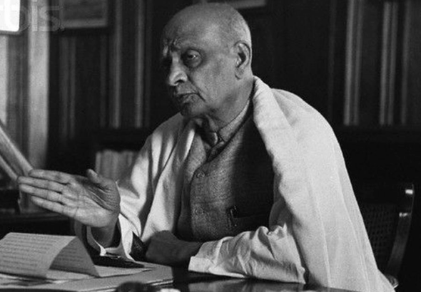 സര്‍ദാര്‍ വല്ലഭ്ഭായ് പട്ടേല്‍ (1875-1950) ഗുജറാത്തിലെ ഖേഡാ ജില്ലയിലുള്ള ആനന്ദ് താലൂക്കിലെ കരംസാദ് ഗ്രാമത്തില്‍ 1875 ഒക്ടോബര്‍ 3-ന് ജനിച്ചു. വല്ലഭ്ഭായി പട്ടേലും ജ്യേഷ്ഠന്‍ വിഠല്‍ഭായി പട്ടേലുമാണ് സ്വാതന്ത്ര സമര ചരിത്രത്തിലെ പട്ടേല്‍ സഹോദരന്‍മാര്‍ എന്നറിയപ്പെടുന്നത്. 16-ാം വയസ്സില്‍ സാവര്‍ ബായിയെ വിവാഹം കഴിച്ചു. 1900-ല്‍ ഡിസ്ട്രിക്ട് പ്ലീഡര്‍ഷിപ്പ് പരീക്ഷ പാസായി. ഗോധ്രയില്‍ വക്കീലായി പ്രാക്ടീസ് ആരംഭിച്ചു. പിന്നീട് ബോര്‍സാദിലേക്ക് മാറി. മണിബെന്‍ എന്ന പുത്രിയും ദയാഭായി എന്ന പുത്രനും ജനിച്ചു. ഭാര്യ മരിച്ചുവെങ്കിലും പട്ടേല്‍ പിന്നീട് വിവാഹതിനായില്ല. 1910-ല്‍ ഉപരിപഠനത്തിന് ഇംഗ്ലണ്ടില്‍ പോയി. 1931-ല്‍ ബാരിസ്റ്ററായി ഇന്ത്യയില്‍ തിരിച്ചെത്തി. അഹമ്മദാബാദില്‍ പ്രാക്ടീസാരംഭിച്ചു. അവിടെ മുന്‍സിപ്പല്‍ കൗണ്‍സില്‍ അംഗമായും 1924-28-ല്‍ മുനിസിപ്പല്‍ പ്രസിഡന്റായും പ്രവര്‍ത്തിച്ചു. 1928-ലെ ബര്‍ദോളിയിലെ കര്‍ഷക സമരത്തിന്റെ വിജയശില്‍പി. ഗുജറാത്തിലെ ബര്‍ദോളിയില്‍ നടന്ന സമരത്തിന് നല്‍കിയ നേതൃവൈഭവമാണ് സര്‍ദാര്‍ എന്ന പേര് നല്‍കാന്‍ ഗാന്ധിജിയെ പ്രേരിപ്പിച്ചത്. 1917-ലെ ഖേഡ കര്‍ഷക സമരത്തോടെ സര്‍ദാര്‍ വല്ലഭ്ഭായി പട്ടേല്‍ ഗാന്ധിജിയുമായി അടുത്തു. സര്‍ദാര്‍ വല്ലഭ്ഭായി പട്ടേല്‍ 1931 മാര്‍ച്ചില്‍ കറാച്ചി കോണ്‍ഗ്രസ് സമ്മേളനത്തിന്റെ അധ്യക്ഷനായി. 1932-34, 1940-41, 1942-45 കാലയളവില്‍ തടവുശിക്ഷ അനുഭവിച്ചു. 1946-ല്‍ സര്‍ദാര്‍ വല്ലഭ്ഭായി പട്ടേല്‍ നെഹ്‌റുവിന്റെ ഇടക്കാല മന്ത്രിസഭയില്‍ ആഭ്യന്തരം, ഇന്‍ഫര്‍മേഷന്‍ ആന്‍ഡ് ബ്രോഡ്കാസ്റ്റിങ് എന്നീ വകുപ്പുകളില്‍ മന്ത്രിയായിരുന്നു. സ്വതന്ത്ര ഇന്ത്യയിലെ ആദ്യ സര്‍ക്കാരില്‍ ആഭ്യന്തരവകുപ്പും നാട്ടുരാജ്യങ്ങളുടെ ഭരണസംവിധാനച്ചുമതലയും സര്‍ദാര്‍ വല്ലഭ്ഭായി പട്ടേലിനായിരുന്നു. സ്വതന്ത്ര ഇന്ത്യയിലെ ആദ്യത്തെ ഉപപ്രധാനമന്ത്രിയും ആഭ്യന്തര മന്ത്രിയുമായ സര്‍ദാര്‍ വല്ലഭ്ഭായി പട്ടേല്‍ 560-ല്‍ പരം നാട്ടുരാജ്യങ്ങളെ ഇന്ത്യന്‍ യൂണിയനില്‍ ലയിപ്പിച്ച് ഇന്ത്യയുടെ രാഷ്ട്രീയ ഐക്യത്തിന്റെ മുഖ്യശില്‍പിയായി. സര്‍ദാര്‍ വല്ലഭ്ഭായി പട്ടേല്‍ ഇന്ത്യയുടെ ഉരുക്കുമനുഷ്യന്‍ എന്നറിയപ്പെടുന്നു. ഇന്ത്യന്‍ അഡ്മിനിസ്‌ട്രേറ്റീവ് സര്‍വീസിന്റെ ശില്‍പി എന്നറിയപ്പെടുന്നത് സര്‍ദാര്‍ വല്ലഭ്ഭായി പട്ടേലാണ്. 1950 ഡിസംബര്‍ 15-ന് സര്‍ദാര്‍ വല്ലഭ്ഭായി പട്ടേല്‍ അന്തരിച്ചു. പട്ടേലിന്റെ സ്മരണാര്‍ത്ഥം ഗുജറാത്തില്‍ സ്ഥാപിച്ചിരിക്കുന്ന പ്രതിമയാണ് സ്റ്റാച്യു ഓപ് യൂണിറ്റി. 182 മീറ്റര്‍ അഥവാ 597 അടിയാണ് ഉയരം. Sardar Vallabhbhai Patel Kerala PSC questions Vallabhbhai Patel PSC questions Malayalam Iron Man of India Kerala PSC Sardar Patel questions and answers Kerala PSC Sardar Patel integration of princely states questions Vallabhbhai Patel Deputy Prime Minister questions Statue of Unity Kerala PSC questions Sardar Patel birth death date PSC Iron Man of India questions Kerala PSC Patel political integration PSC questions Sardar Vallabhbhai Patel important questions for Kerala PSC exam Vallabhbhai Patel history questions Kerala PSC 2025 Sardar Patel role in Indian independence Kerala PSC Iron Man of India MCQ questions Kerala PSC Sardar Patel Statue of Unity facts Kerala PSC Vallabhbhai Patel Home Minister questions and answers Sardar Patel PSC notes Malayalam Kerala PSC freedom fighters questions Sardar Patel quiz Kerala PSC National Unity Day Kerala PSC questions Sardar Patel biography Kerala PSC Hyderabad integration Sardar Patel PSC Bardoli Satyagraha Kerala PSC questions Kerala PSC Sardar Patel questions 2025 Sardar Vallabhbhai Patel LDC questions Kerala PSC degree level Sardar Patel questions Kerala PSC secretariat assistant Patel questions Indian freedom movement Kerala PSC questions Freedom struggle questions Kerala PSC Indian independence movement PSC questions Malayalam National movement Kerala PSC questions and answers Freedom fighters Kerala PSC questions Indian freedom movement MCQ Kerala PSC Independence struggle important questions PSC National movement quiz Kerala PSC Freedom movement timeline Kerala PSC Indian independence history PSC notes Indian freedom movement important questions for Kerala PSC exam 2025 Freedom struggle questions and answers Malayalam Kerala PSC National movement previous year questions Kerala PSC Indian independence movement MCQ with answers PSC Freedom fighters and their contributions Kerala PSC questions Quit India Movement Kerala PSC questions Non-Cooperation Movement PSC questions Civil Disobedience Movement Kerala PSC Salt Satyagraha questions Kerala PSC Dandi March Kerala PSC questions Sepoy Mutiny 1857 Kerala PSC Swadeshi Movement PSC questions Jallianwala Bagh massacre Kerala PSC Simon Commission Kerala PSC questions Rowlatt Act questions Kerala PSC Mahatma Gandhi freedom movement questions PSC Jawaharlal Nehru Kerala PSC questions Subhas Chandra Bose PSC questions Bhagat Singh Kerala PSC questions Sardar Patel freedom struggle questions Lal Bal Pal Kerala PSC questions Indian National Congress Kerala PSC questions INA Indian National Army PSC questions Hindu Mahal Sabha freedom movement PSC Revolutionary movements India Kerala PSC Moderates and Extremists Kerala PSC Kerala PSC LDC freedom movement questions PSC degree level independence questions Kerala PSC secretariat assistant national movement PSC Last Grade Servant freedom fighters questions Kerala PSC University Assistant history questions Kerala freedom movement PSC questions Malabar rebellion Kerala PSC Punnapra Vayalar uprising PSC questions Kerala Renaissance movement PSC Freedom movement notes Malayalam Kerala PSC Indian independence PDF Kerala PSC National movement study material PSC Freedom struggle important dates Kerala PSC Independence movement timeline chart PSC Freedom movement objective questions Kerala PSC Independence struggle one word answers PSC National movement true false questions Kerala PSC Freedom fighters match the following PSC silverleaf psc academy, best psc coaching center kozhikode silverleaf psc academy