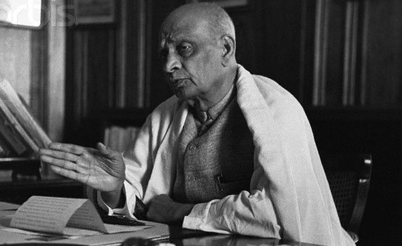 സര്‍ദാര്‍ വല്ലഭ്ഭായ് പട്ടേല്‍ (1875-1950) ഗുജറാത്തിലെ ഖേഡാ ജില്ലയിലുള്ള ആനന്ദ് താലൂക്കിലെ കരംസാദ് ഗ്രാമത്തില്‍ 1875 ഒക്ടോബര്‍ 3-ന് ജനിച്ചു. വല്ലഭ്ഭായി പട്ടേലും ജ്യേഷ്ഠന്‍ വിഠല്‍ഭായി പട്ടേലുമാണ് സ്വാതന്ത്ര സമര ചരിത്രത്തിലെ പട്ടേല്‍ സഹോദരന്‍മാര്‍ എന്നറിയപ്പെടുന്നത്. 16-ാം വയസ്സില്‍ സാവര്‍ ബായിയെ വിവാഹം കഴിച്ചു. 1900-ല്‍ ഡിസ്ട്രിക്ട് പ്ലീഡര്‍ഷിപ്പ് പരീക്ഷ പാസായി. ഗോധ്രയില്‍ വക്കീലായി പ്രാക്ടീസ് ആരംഭിച്ചു. പിന്നീട് ബോര്‍സാദിലേക്ക് മാറി. മണിബെന്‍ എന്ന പുത്രിയും ദയാഭായി എന്ന പുത്രനും ജനിച്ചു. ഭാര്യ മരിച്ചുവെങ്കിലും പട്ടേല്‍ പിന്നീട് വിവാഹതിനായില്ല. 1910-ല്‍ ഉപരിപഠനത്തിന് ഇംഗ്ലണ്ടില്‍ പോയി. 1931-ല്‍ ബാരിസ്റ്ററായി ഇന്ത്യയില്‍ തിരിച്ചെത്തി. അഹമ്മദാബാദില്‍ പ്രാക്ടീസാരംഭിച്ചു. അവിടെ മുന്‍സിപ്പല്‍ കൗണ്‍സില്‍ അംഗമായും 1924-28-ല്‍ മുനിസിപ്പല്‍ പ്രസിഡന്റായും പ്രവര്‍ത്തിച്ചു. 1928-ലെ ബര്‍ദോളിയിലെ കര്‍ഷക സമരത്തിന്റെ വിജയശില്‍പി. ഗുജറാത്തിലെ ബര്‍ദോളിയില്‍ നടന്ന സമരത്തിന് നല്‍കിയ നേതൃവൈഭവമാണ് സര്‍ദാര്‍ എന്ന പേര് നല്‍കാന്‍ ഗാന്ധിജിയെ പ്രേരിപ്പിച്ചത്. 1917-ലെ ഖേഡ കര്‍ഷക സമരത്തോടെ സര്‍ദാര്‍ വല്ലഭ്ഭായി പട്ടേല്‍ ഗാന്ധിജിയുമായി അടുത്തു. സര്‍ദാര്‍ വല്ലഭ്ഭായി പട്ടേല്‍ 1931 മാര്‍ച്ചില്‍ കറാച്ചി കോണ്‍ഗ്രസ് സമ്മേളനത്തിന്റെ അധ്യക്ഷനായി. 1932-34, 1940-41, 1942-45 കാലയളവില്‍ തടവുശിക്ഷ അനുഭവിച്ചു. 1946-ല്‍ സര്‍ദാര്‍ വല്ലഭ്ഭായി പട്ടേല്‍ നെഹ്‌റുവിന്റെ ഇടക്കാല മന്ത്രിസഭയില്‍ ആഭ്യന്തരം, ഇന്‍ഫര്‍മേഷന്‍ ആന്‍ഡ് ബ്രോഡ്കാസ്റ്റിങ് എന്നീ വകുപ്പുകളില്‍ മന്ത്രിയായിരുന്നു. സ്വതന്ത്ര ഇന്ത്യയിലെ ആദ്യ സര്‍ക്കാരില്‍ ആഭ്യന്തരവകുപ്പും നാട്ടുരാജ്യങ്ങളുടെ ഭരണസംവിധാനച്ചുമതലയും സര്‍ദാര്‍ വല്ലഭ്ഭായി പട്ടേലിനായിരുന്നു. സ്വതന്ത്ര ഇന്ത്യയിലെ ആദ്യത്തെ ഉപപ്രധാനമന്ത്രിയും ആഭ്യന്തര മന്ത്രിയുമായ സര്‍ദാര്‍ വല്ലഭ്ഭായി പട്ടേല്‍ 560-ല്‍ പരം നാട്ടുരാജ്യങ്ങളെ ഇന്ത്യന്‍ യൂണിയനില്‍ ലയിപ്പിച്ച് ഇന്ത്യയുടെ രാഷ്ട്രീയ ഐക്യത്തിന്റെ മുഖ്യശില്‍പിയായി. സര്‍ദാര്‍ വല്ലഭ്ഭായി പട്ടേല്‍ ഇന്ത്യയുടെ ഉരുക്കുമനുഷ്യന്‍ എന്നറിയപ്പെടുന്നു. ഇന്ത്യന്‍ അഡ്മിനിസ്‌ട്രേറ്റീവ് സര്‍വീസിന്റെ ശില്‍പി എന്നറിയപ്പെടുന്നത് സര്‍ദാര്‍ വല്ലഭ്ഭായി പട്ടേലാണ്. 1950 ഡിസംബര്‍ 15-ന് സര്‍ദാര്‍ വല്ലഭ്ഭായി പട്ടേല്‍ അന്തരിച്ചു. പട്ടേലിന്റെ സ്മരണാര്‍ത്ഥം ഗുജറാത്തില്‍ സ്ഥാപിച്ചിരിക്കുന്ന പ്രതിമയാണ് സ്റ്റാച്യു ഓപ് യൂണിറ്റി. 182 മീറ്റര്‍ അഥവാ 597 അടിയാണ് ഉയരം. Sardar Vallabhbhai Patel Kerala PSC questions Vallabhbhai Patel PSC questions Malayalam Iron Man of India Kerala PSC Sardar Patel questions and answers Kerala PSC Sardar Patel integration of princely states questions Vallabhbhai Patel Deputy Prime Minister questions Statue of Unity Kerala PSC questions Sardar Patel birth death date PSC Iron Man of India questions Kerala PSC Patel political integration PSC questions Sardar Vallabhbhai Patel important questions for Kerala PSC exam Vallabhbhai Patel history questions Kerala PSC 2025 Sardar Patel role in Indian independence Kerala PSC Iron Man of India MCQ questions Kerala PSC Sardar Patel Statue of Unity facts Kerala PSC Vallabhbhai Patel Home Minister questions and answers Sardar Patel PSC notes Malayalam Kerala PSC freedom fighters questions Sardar Patel quiz Kerala PSC National Unity Day Kerala PSC questions Sardar Patel biography Kerala PSC Hyderabad integration Sardar Patel PSC Bardoli Satyagraha Kerala PSC questions Kerala PSC Sardar Patel questions 2025 Sardar Vallabhbhai Patel LDC questions Kerala PSC degree level Sardar Patel questions Kerala PSC secretariat assistant Patel questions Indian freedom movement Kerala PSC questions Freedom struggle questions Kerala PSC Indian independence movement PSC questions Malayalam National movement Kerala PSC questions and answers Freedom fighters Kerala PSC questions Indian freedom movement MCQ Kerala PSC Independence struggle important questions PSC National movement quiz Kerala PSC Freedom movement timeline Kerala PSC Indian independence history PSC notes Indian freedom movement important questions for Kerala PSC exam 2025 Freedom struggle questions and answers Malayalam Kerala PSC National movement previous year questions Kerala PSC Indian independence movement MCQ with answers PSC Freedom fighters and their contributions Kerala PSC questions Quit India Movement Kerala PSC questions Non-Cooperation Movement PSC questions Civil Disobedience Movement Kerala PSC Salt Satyagraha questions Kerala PSC Dandi March Kerala PSC questions Sepoy Mutiny 1857 Kerala PSC Swadeshi Movement PSC questions Jallianwala Bagh massacre Kerala PSC Simon Commission Kerala PSC questions Rowlatt Act questions Kerala PSC Mahatma Gandhi freedom movement questions PSC Jawaharlal Nehru Kerala PSC questions Subhas Chandra Bose PSC questions Bhagat Singh Kerala PSC questions Sardar Patel freedom struggle questions Lal Bal Pal Kerala PSC questions Indian National Congress Kerala PSC questions INA Indian National Army PSC questions Hindu Mahal Sabha freedom movement PSC Revolutionary movements India Kerala PSC Moderates and Extremists Kerala PSC Kerala PSC LDC freedom movement questions PSC degree level independence questions Kerala PSC secretariat assistant national movement PSC Last Grade Servant freedom fighters questions Kerala PSC University Assistant history questions Kerala freedom movement PSC questions Malabar rebellion Kerala PSC Punnapra Vayalar uprising PSC questions Kerala Renaissance movement PSC Freedom movement notes Malayalam Kerala PSC Indian independence PDF Kerala PSC National movement study material PSC Freedom struggle important dates Kerala PSC Independence movement timeline chart PSC Freedom movement objective questions Kerala PSC Independence struggle one word answers PSC National movement true false questions Kerala PSC Freedom fighters match the following PSC silverleaf psc academy, best psc coaching center kozhikode silverleaf psc academy