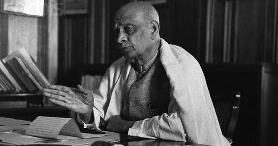 സര്‍ദാര്‍ വല്ലഭ്ഭായ് പട്ടേല്‍ (1875-1950) ഗുജറാത്തിലെ ഖേഡാ ജില്ലയിലുള്ള ആനന്ദ് താലൂക്കിലെ കരംസാദ് ഗ്രാമത്തില്‍ 1875 ഒക്ടോബര്‍ 3-ന് ജനിച്ചു. വല്ലഭ്ഭായി പട്ടേലും ജ്യേഷ്ഠന്‍ വിഠല്‍ഭായി പട്ടേലുമാണ് സ്വാതന്ത്ര സമര ചരിത്രത്തിലെ പട്ടേല്‍ സഹോദരന്‍മാര്‍ എന്നറിയപ്പെടുന്നത്. 16-ാം വയസ്സില്‍ സാവര്‍ ബായിയെ വിവാഹം കഴിച്ചു. 1900-ല്‍ ഡിസ്ട്രിക്ട് പ്ലീഡര്‍ഷിപ്പ് പരീക്ഷ പാസായി. ഗോധ്രയില്‍ വക്കീലായി പ്രാക്ടീസ് ആരംഭിച്ചു. പിന്നീട് ബോര്‍സാദിലേക്ക് മാറി. മണിബെന്‍ എന്ന പുത്രിയും ദയാഭായി എന്ന പുത്രനും ജനിച്ചു. ഭാര്യ മരിച്ചുവെങ്കിലും പട്ടേല്‍ പിന്നീട് വിവാഹതിനായില്ല. 1910-ല്‍ ഉപരിപഠനത്തിന് ഇംഗ്ലണ്ടില്‍ പോയി. 1931-ല്‍ ബാരിസ്റ്ററായി ഇന്ത്യയില്‍ തിരിച്ചെത്തി. അഹമ്മദാബാദില്‍ പ്രാക്ടീസാരംഭിച്ചു. അവിടെ മുന്‍സിപ്പല്‍ കൗണ്‍സില്‍ അംഗമായും 1924-28-ല്‍ മുനിസിപ്പല്‍ പ്രസിഡന്റായും പ്രവര്‍ത്തിച്ചു. 1928-ലെ ബര്‍ദോളിയിലെ കര്‍ഷക സമരത്തിന്റെ വിജയശില്‍പി. ഗുജറാത്തിലെ ബര്‍ദോളിയില്‍ നടന്ന സമരത്തിന് നല്‍കിയ നേതൃവൈഭവമാണ് സര്‍ദാര്‍ എന്ന പേര് നല്‍കാന്‍ ഗാന്ധിജിയെ പ്രേരിപ്പിച്ചത്. 1917-ലെ ഖേഡ കര്‍ഷക സമരത്തോടെ സര്‍ദാര്‍ വല്ലഭ്ഭായി പട്ടേല്‍ ഗാന്ധിജിയുമായി അടുത്തു. സര്‍ദാര്‍ വല്ലഭ്ഭായി പട്ടേല്‍ 1931 മാര്‍ച്ചില്‍ കറാച്ചി കോണ്‍ഗ്രസ് സമ്മേളനത്തിന്റെ അധ്യക്ഷനായി. 1932-34, 1940-41, 1942-45 കാലയളവില്‍ തടവുശിക്ഷ അനുഭവിച്ചു. 1946-ല്‍ സര്‍ദാര്‍ വല്ലഭ്ഭായി പട്ടേല്‍ നെഹ്‌റുവിന്റെ ഇടക്കാല മന്ത്രിസഭയില്‍ ആഭ്യന്തരം, ഇന്‍ഫര്‍മേഷന്‍ ആന്‍ഡ് ബ്രോഡ്കാസ്റ്റിങ് എന്നീ വകുപ്പുകളില്‍ മന്ത്രിയായിരുന്നു. സ്വതന്ത്ര ഇന്ത്യയിലെ ആദ്യ സര്‍ക്കാരില്‍ ആഭ്യന്തരവകുപ്പും നാട്ടുരാജ്യങ്ങളുടെ ഭരണസംവിധാനച്ചുമതലയും സര്‍ദാര്‍ വല്ലഭ്ഭായി പട്ടേലിനായിരുന്നു. സ്വതന്ത്ര ഇന്ത്യയിലെ ആദ്യത്തെ ഉപപ്രധാനമന്ത്രിയും ആഭ്യന്തര മന്ത്രിയുമായ സര്‍ദാര്‍ വല്ലഭ്ഭായി പട്ടേല്‍ 560-ല്‍ പരം നാട്ടുരാജ്യങ്ങളെ ഇന്ത്യന്‍ യൂണിയനില്‍ ലയിപ്പിച്ച് ഇന്ത്യയുടെ രാഷ്ട്രീയ ഐക്യത്തിന്റെ മുഖ്യശില്‍പിയായി. സര്‍ദാര്‍ വല്ലഭ്ഭായി പട്ടേല്‍ ഇന്ത്യയുടെ ഉരുക്കുമനുഷ്യന്‍ എന്നറിയപ്പെടുന്നു. ഇന്ത്യന്‍ അഡ്മിനിസ്‌ട്രേറ്റീവ് സര്‍വീസിന്റെ ശില്‍പി എന്നറിയപ്പെടുന്നത് സര്‍ദാര്‍ വല്ലഭ്ഭായി പട്ടേലാണ്. 1950 ഡിസംബര്‍ 15-ന് സര്‍ദാര്‍ വല്ലഭ്ഭായി പട്ടേല്‍ അന്തരിച്ചു. പട്ടേലിന്റെ സ്മരണാര്‍ത്ഥം ഗുജറാത്തില്‍ സ്ഥാപിച്ചിരിക്കുന്ന പ്രതിമയാണ് സ്റ്റാച്യു ഓപ് യൂണിറ്റി. 182 മീറ്റര്‍ അഥവാ 597 അടിയാണ് ഉയരം. Sardar Vallabhbhai Patel Kerala PSC questions Vallabhbhai Patel PSC questions Malayalam Iron Man of India Kerala PSC Sardar Patel questions and answers Kerala PSC Sardar Patel integration of princely states questions Vallabhbhai Patel Deputy Prime Minister questions Statue of Unity Kerala PSC questions Sardar Patel birth death date PSC Iron Man of India questions Kerala PSC Patel political integration PSC questions Sardar Vallabhbhai Patel important questions for Kerala PSC exam Vallabhbhai Patel history questions Kerala PSC 2025 Sardar Patel role in Indian independence Kerala PSC Iron Man of India MCQ questions Kerala PSC Sardar Patel Statue of Unity facts Kerala PSC Vallabhbhai Patel Home Minister questions and answers Sardar Patel PSC notes Malayalam Kerala PSC freedom fighters questions Sardar Patel quiz Kerala PSC National Unity Day Kerala PSC questions Sardar Patel biography Kerala PSC Hyderabad integration Sardar Patel PSC Bardoli Satyagraha Kerala PSC questions Kerala PSC Sardar Patel questions 2025 Sardar Vallabhbhai Patel LDC questions Kerala PSC degree level Sardar Patel questions Kerala PSC secretariat assistant Patel questions Indian freedom movement Kerala PSC questions Freedom struggle questions Kerala PSC Indian independence movement PSC questions Malayalam National movement Kerala PSC questions and answers Freedom fighters Kerala PSC questions Indian freedom movement MCQ Kerala PSC Independence struggle important questions PSC National movement quiz Kerala PSC Freedom movement timeline Kerala PSC Indian independence history PSC notes Indian freedom movement important questions for Kerala PSC exam 2025 Freedom struggle questions and answers Malayalam Kerala PSC National movement previous year questions Kerala PSC Indian independence movement MCQ with answers PSC Freedom fighters and their contributions Kerala PSC questions Quit India Movement Kerala PSC questions Non-Cooperation Movement PSC questions Civil Disobedience Movement Kerala PSC Salt Satyagraha questions Kerala PSC Dandi March Kerala PSC questions Sepoy Mutiny 1857 Kerala PSC Swadeshi Movement PSC questions Jallianwala Bagh massacre Kerala PSC Simon Commission Kerala PSC questions Rowlatt Act questions Kerala PSC Mahatma Gandhi freedom movement questions PSC Jawaharlal Nehru Kerala PSC questions Subhas Chandra Bose PSC questions Bhagat Singh Kerala PSC questions Sardar Patel freedom struggle questions Lal Bal Pal Kerala PSC questions Indian National Congress Kerala PSC questions INA Indian National Army PSC questions Hindu Mahal Sabha freedom movement PSC Revolutionary movements India Kerala PSC Moderates and Extremists Kerala PSC Kerala PSC LDC freedom movement questions PSC degree level independence questions Kerala PSC secretariat assistant national movement PSC Last Grade Servant freedom fighters questions Kerala PSC University Assistant history questions Kerala freedom movement PSC questions Malabar rebellion Kerala PSC Punnapra Vayalar uprising PSC questions Kerala Renaissance movement PSC Freedom movement notes Malayalam Kerala PSC Indian independence PDF Kerala PSC National movement study material PSC Freedom struggle important dates Kerala PSC Independence movement timeline chart PSC Freedom movement objective questions Kerala PSC Independence struggle one word answers PSC National movement true false questions Kerala PSC Freedom fighters match the following PSC silverleaf psc academy, best psc coaching center kozhikode silverleaf psc academy